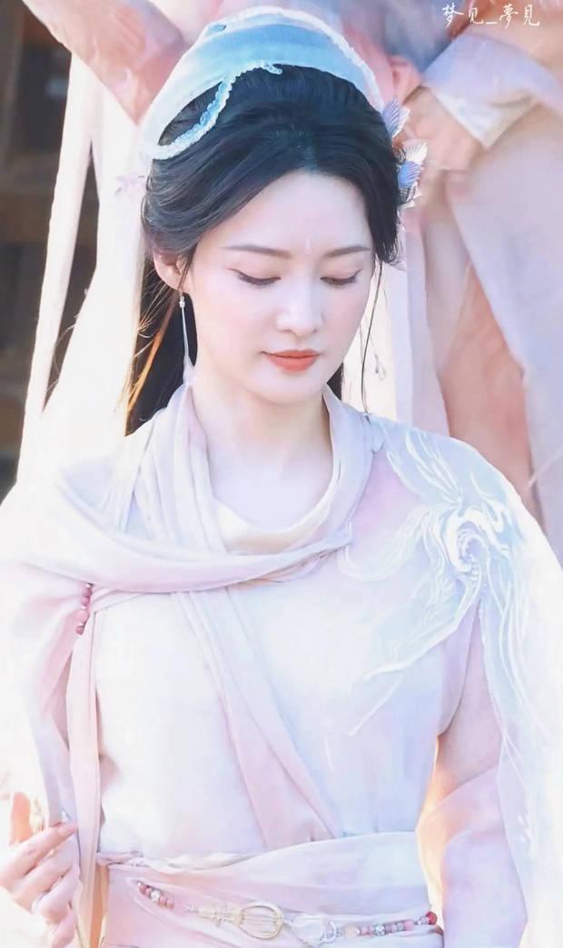 李沁穿粉色纱衣似神仙妃子。李沁片场穿粉色纱衣仙气飘飘，轻摇团扇少女感十足。