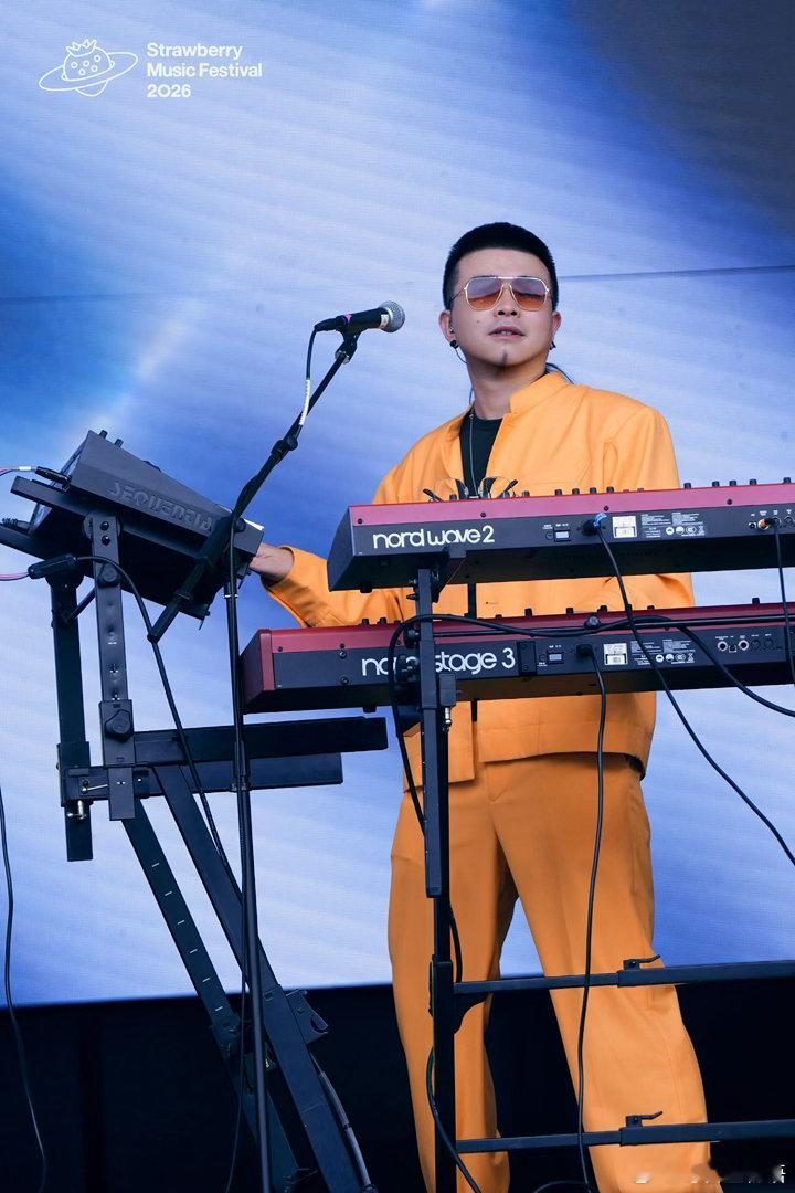 草莓音乐节盛会收官余热不散，回望成都草莓音乐节精彩现场，熟悉的复古迪斯科节奏扑面