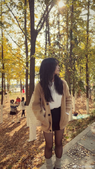 以前哪里能想到<br />有一天居然会穿丝袜出门