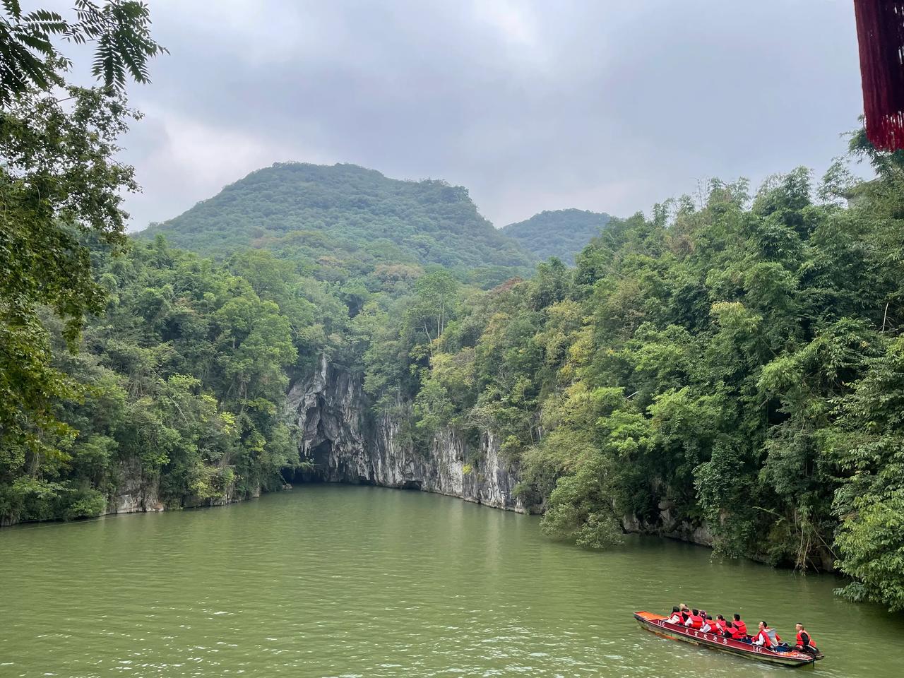 贵州的龙宫，著名的5A景区。
       几乎要把我的腿走断了。
      