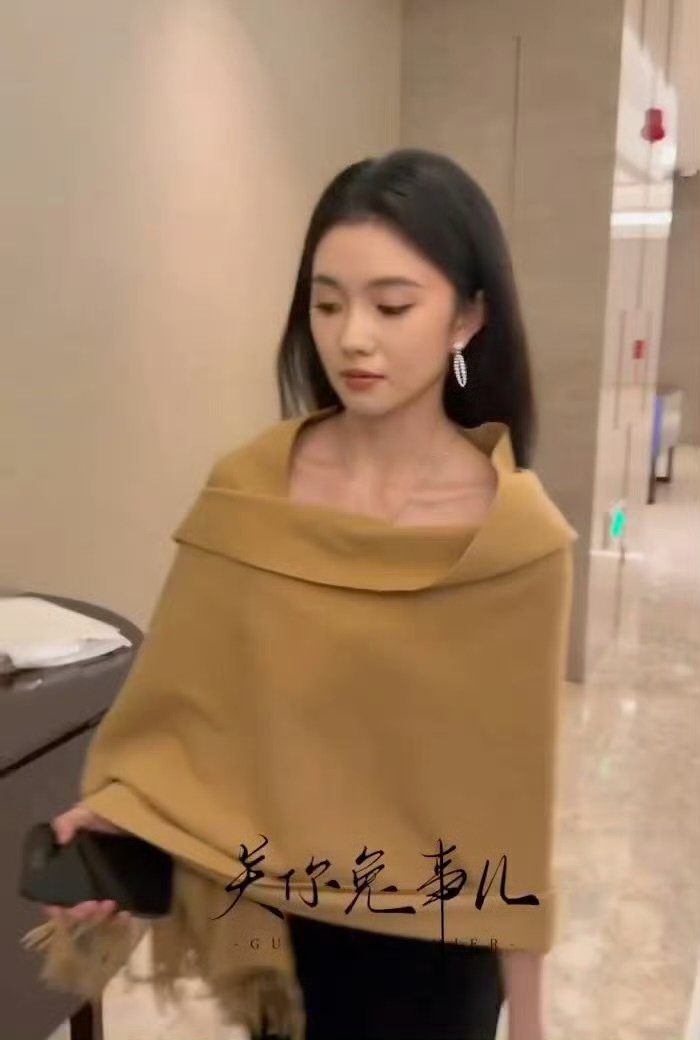 刘浩存被男粉强行合照这真的很恐怖好吗别说是明星了，换成任何人都会吓一跳抱抱浩存希