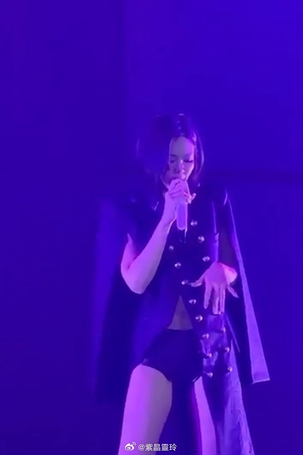 【On.cc】炎明熹隔空致敬Jennie　扭腰跳舞轉身變偶像日前韓國人氣女團BL