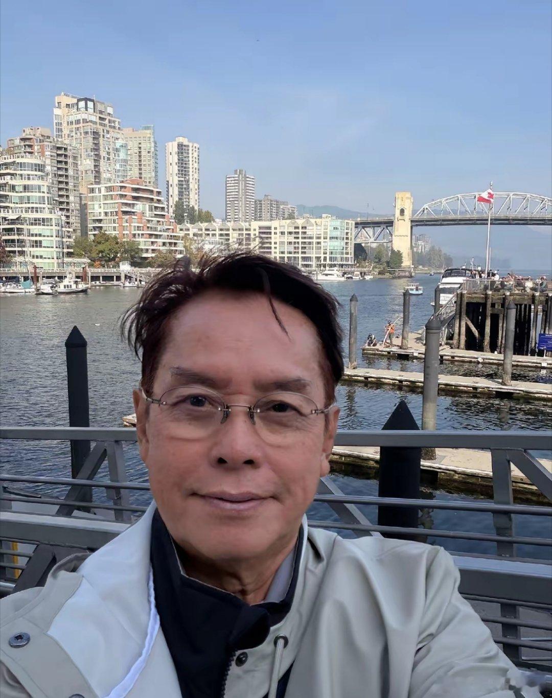 76岁的谭咏麟生活过得太爽了，演唱会结束后，他今年第二次飞到加拿大看望儿子，32