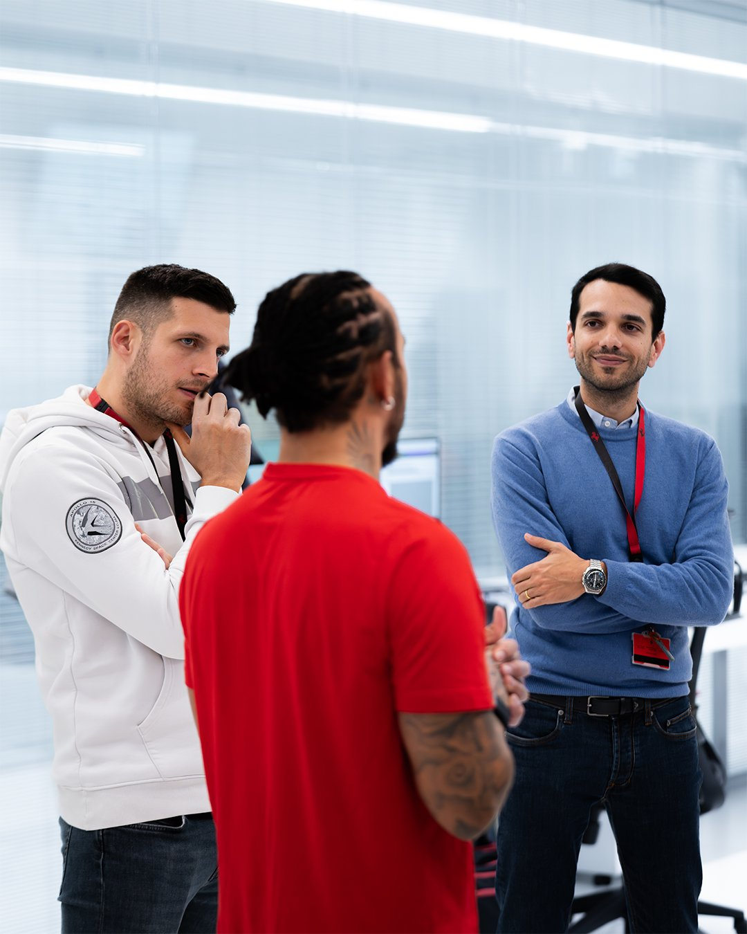 老汉回到法拉利车队工厂，为2025赛季的最后几场比赛做准备。话说最近法拉利官推和