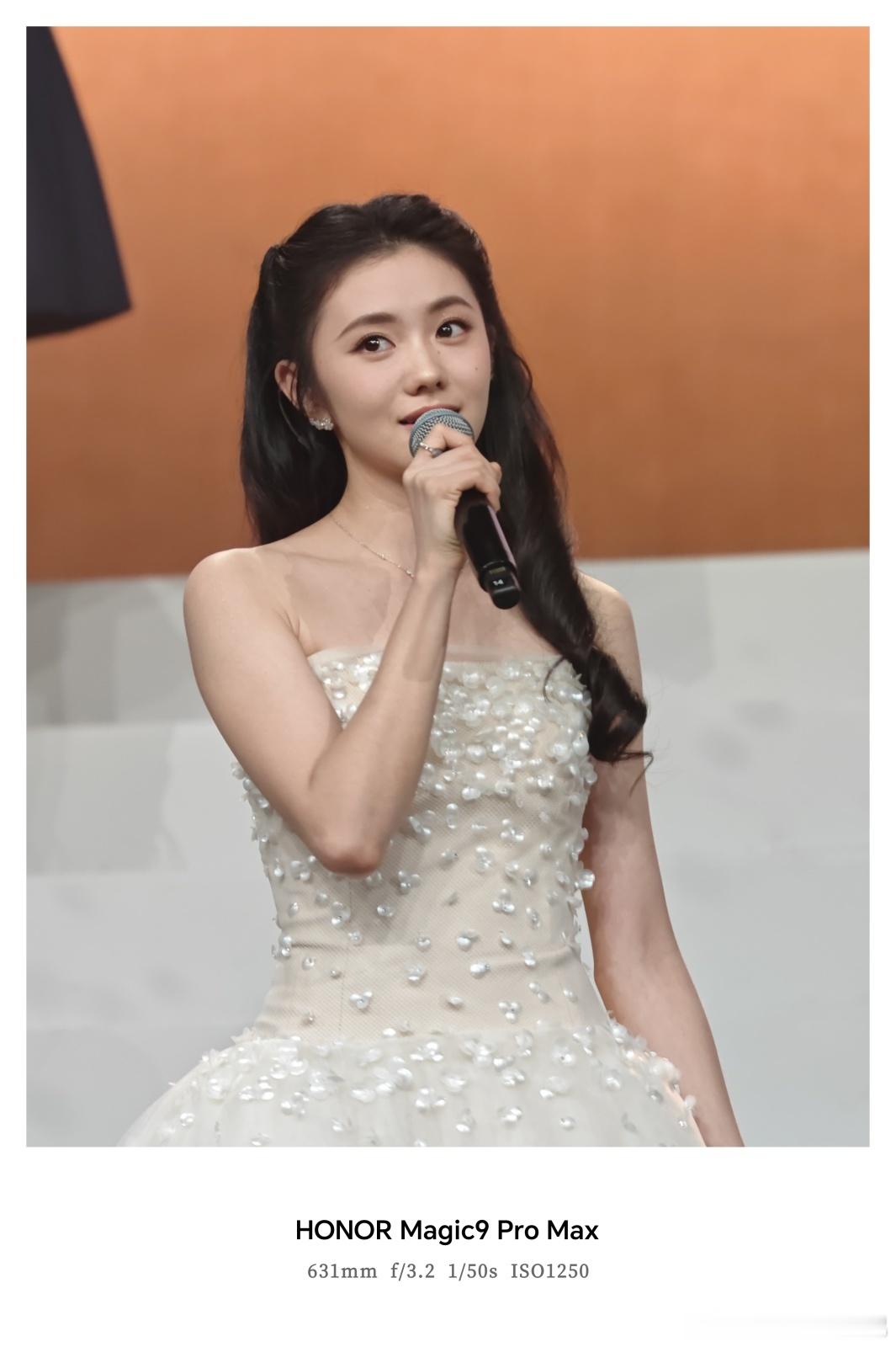 看演唱会是不是都有这种感觉，图看不清，人像个小点，只能拍个大屏幕自嗨。 这次20