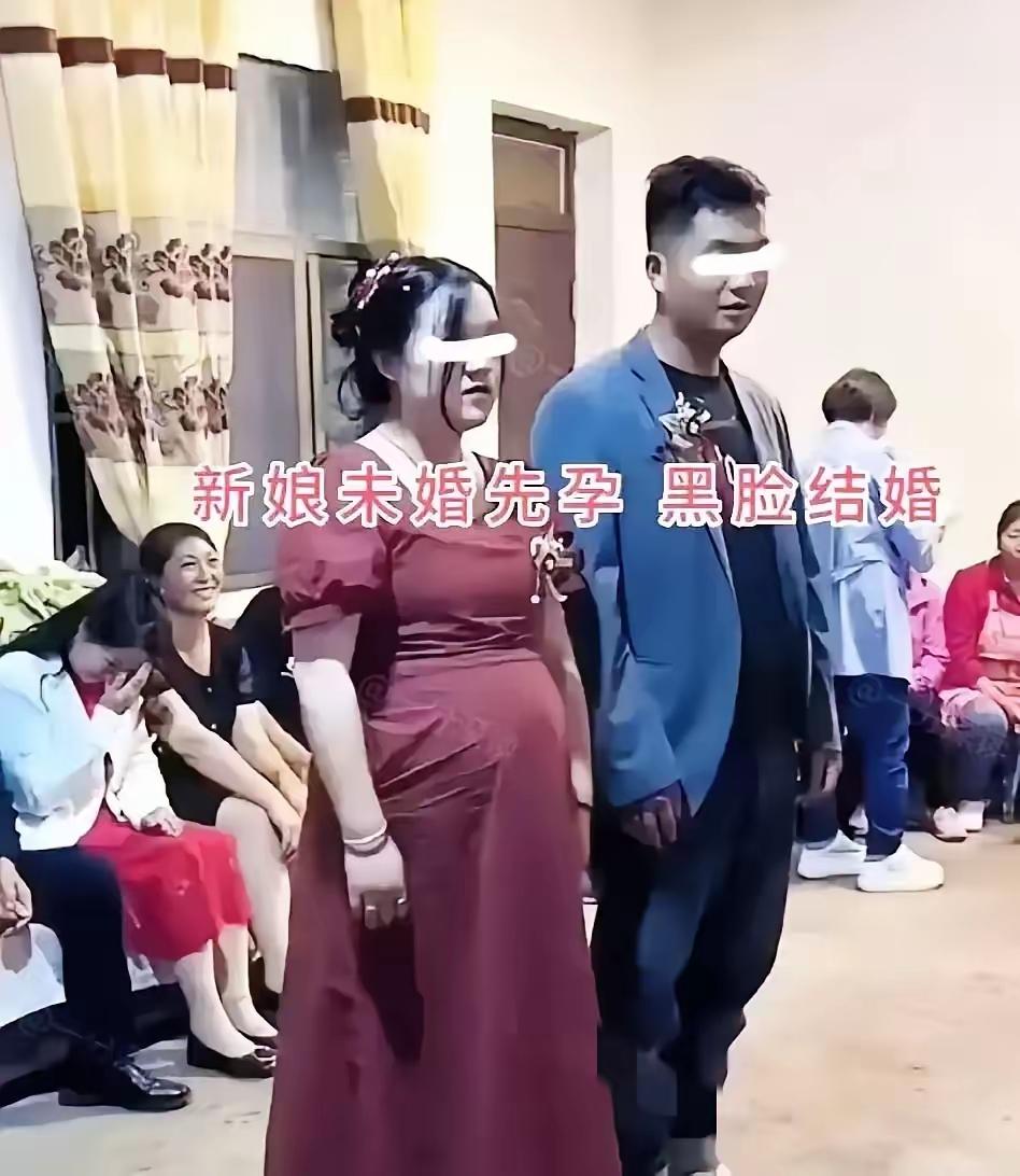 盐城一家酒店里，一场婚礼正在举行。新娘挺着六个月的大肚子，穿着紧绷的礼服，脸上没