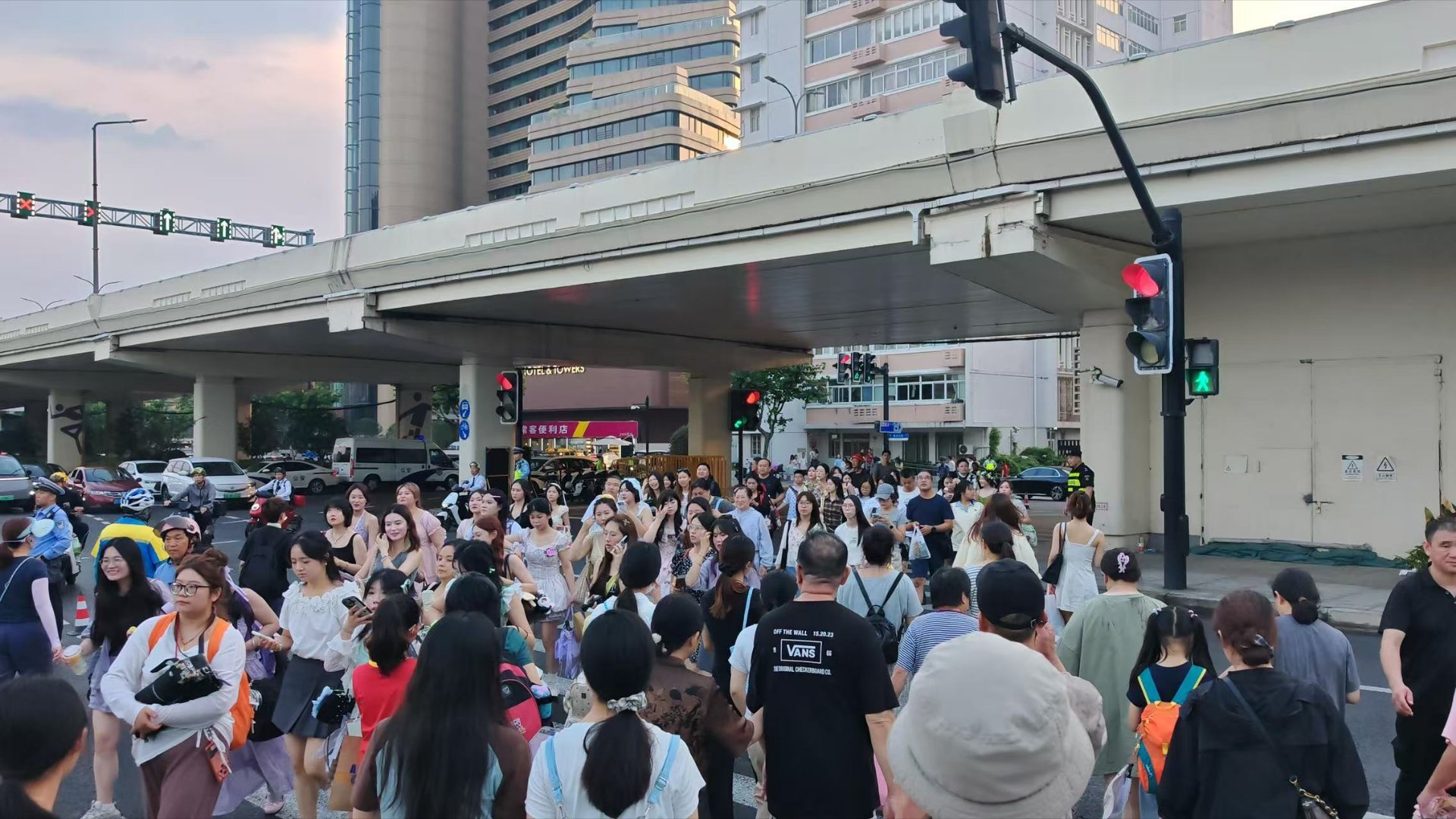 【上海八万人狂欢现场体验感】入夏以来，有着“八万人”之称的上海体育场持续迎来多场