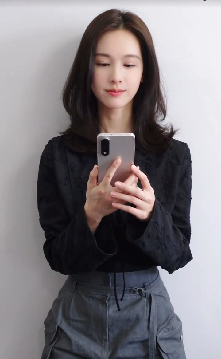 陈都灵手里拿着的手机看着是一加Ace5至尊版哎，这是准备要代言？ ​ ​​​