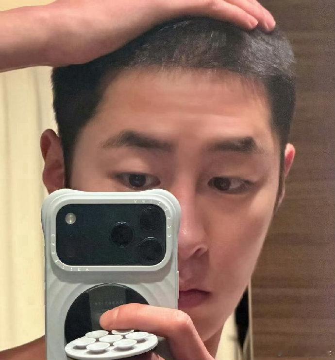 李宰旭入伍照李宰旭入伍照，寸头也挺帅的！李宰旭今日入伍