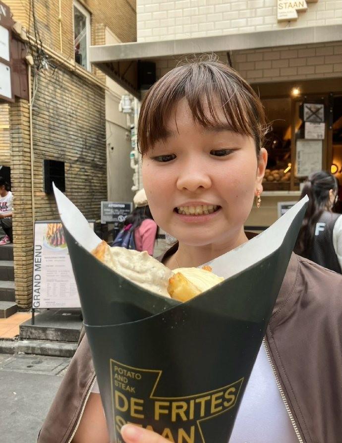 【桥本发文今天吃了超大份薯条】打完斯科普里站，桥本帆乃香就回国休整，发文今天吃了