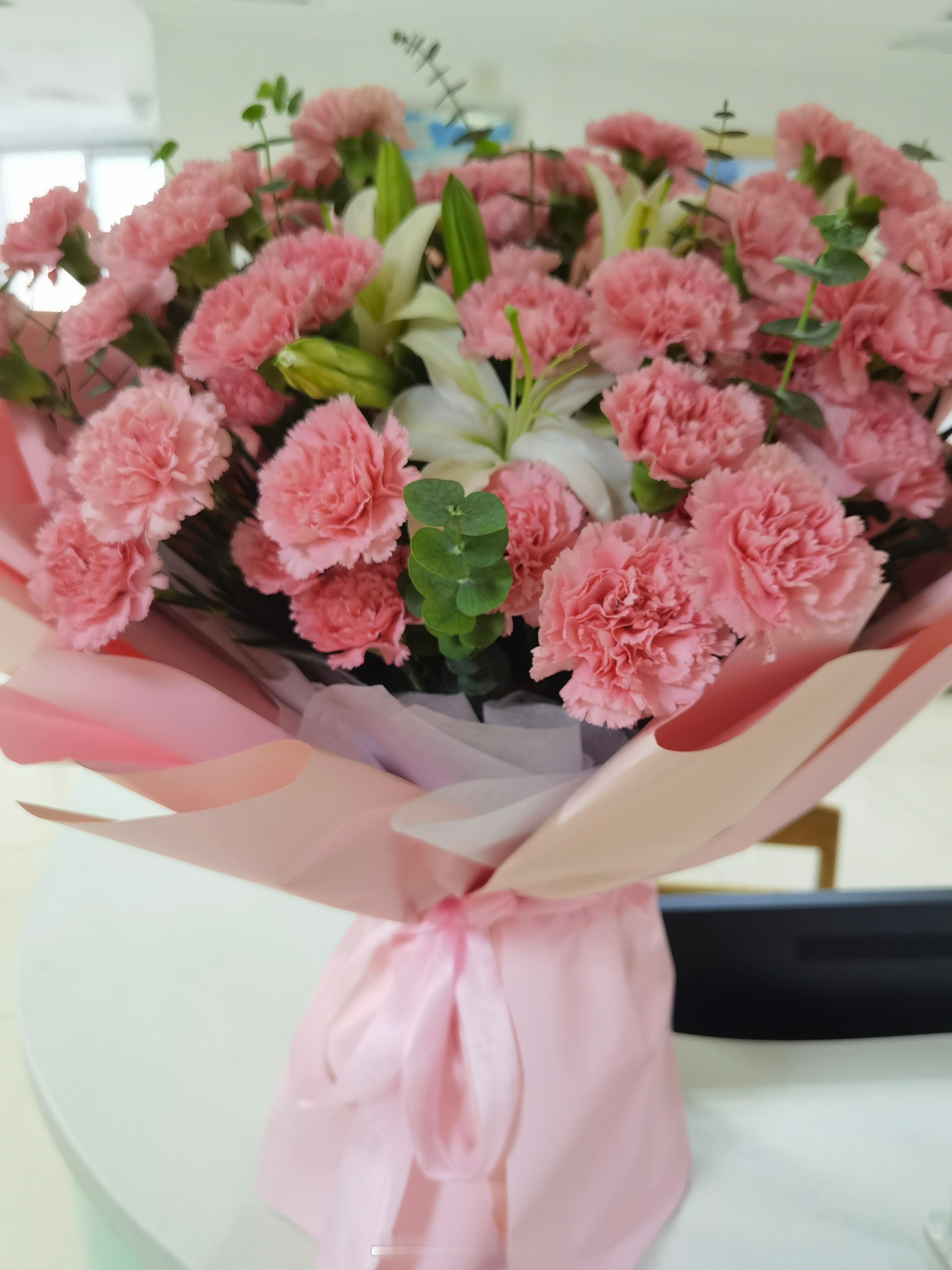 朋友介绍来找我的髌骨半脱位的5床大姐，术后每天都有花花收，每次把花都放到护士站送