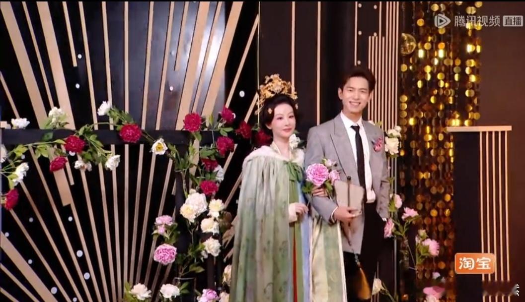 微博之夜红毯 杨紫 穿戏服 挽着李现 从剧中走来，李现胸前别牡丹细节拉满《国色芳
