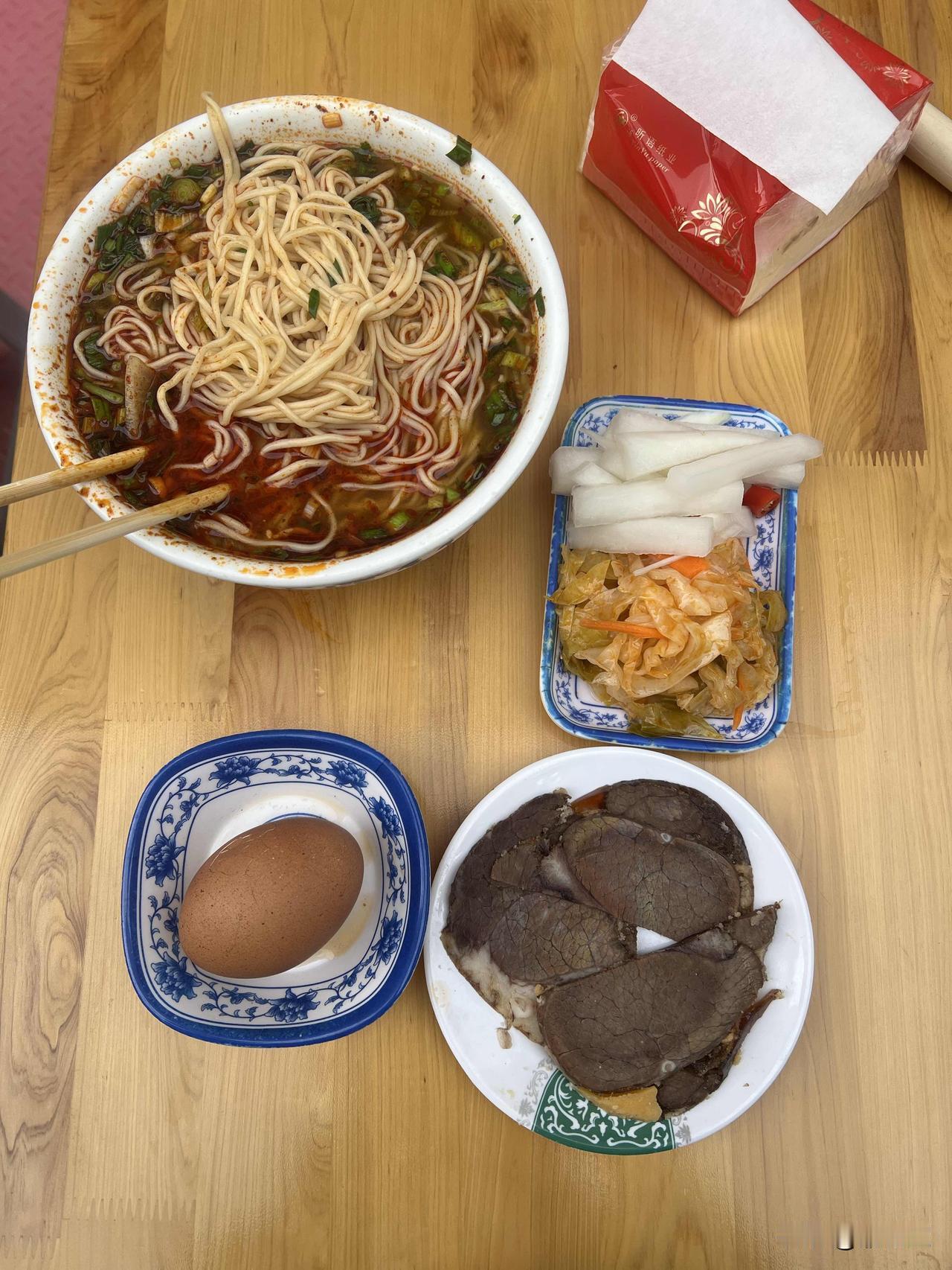 今天早上吃兰州牛肉面，肉蛋双飞！
今天早上没有吃早饭，早早的就出门了，9:00在