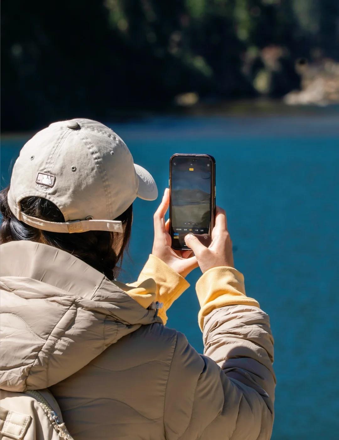 无底湖轻徒步攻略｜海拔3800米准备清单
无底湖的秋色绝美，湖水是深邃的墨绿色