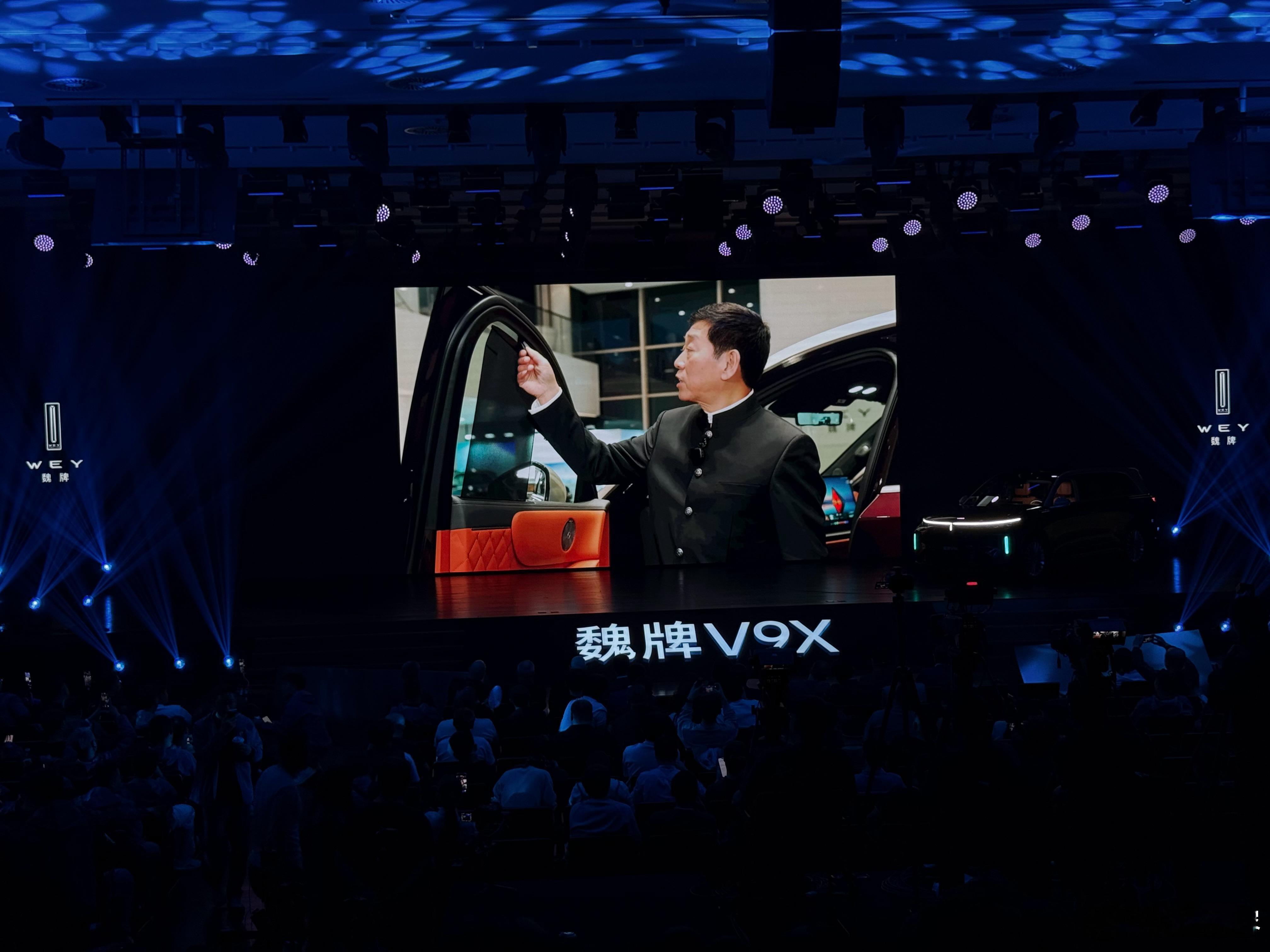 魏牌V9X发布会开始前，长城汽车魏建军亲自给大家介绍产品亮点技术 保定·长城汽车