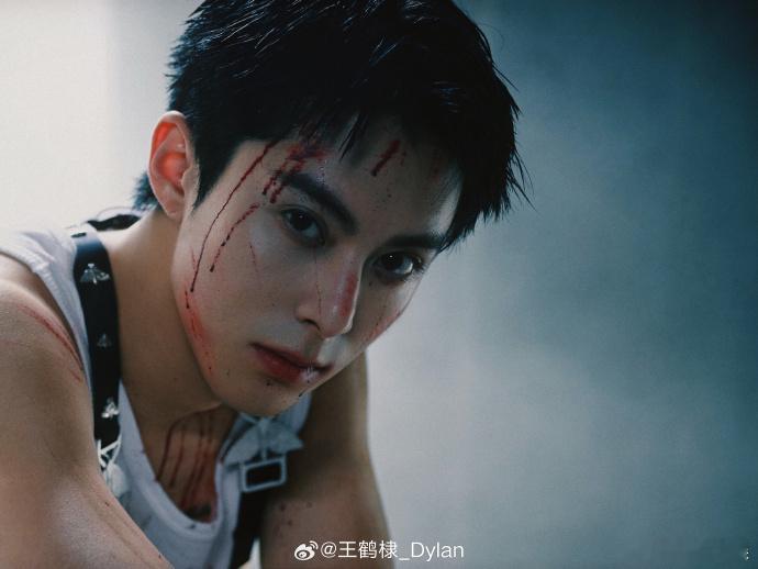 #王鹤棣喜提新皮肤##王鹤棣战损九宫格# 王鹤棣战损新皮肤上线，帅到不行。热血冲