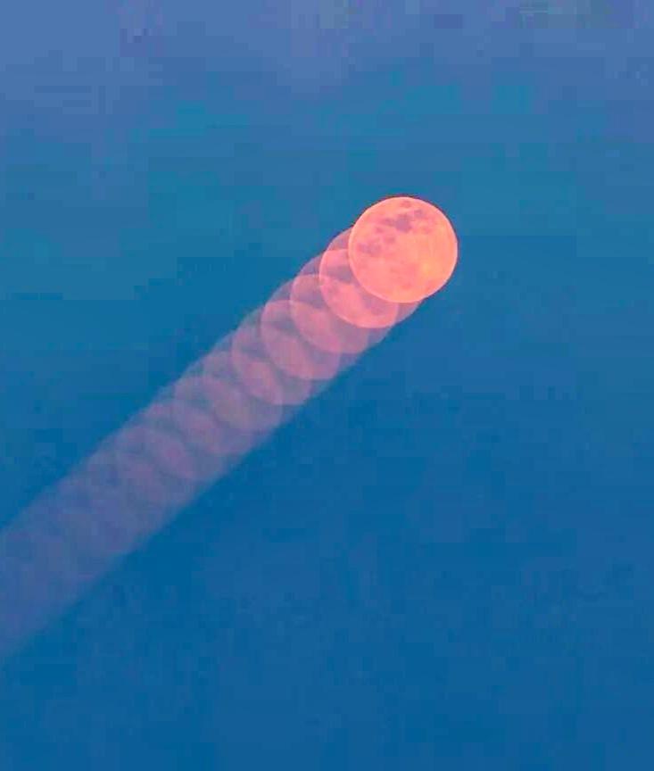 寻一处视野开阔之地，静心欣赏这轮初夏圆满明月。