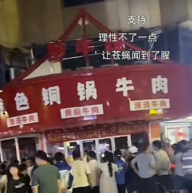 这些极端爱狗人士无法无天，不但非法聚焦攻击涉事小店，而且还在网暴涉事店主。个人觉