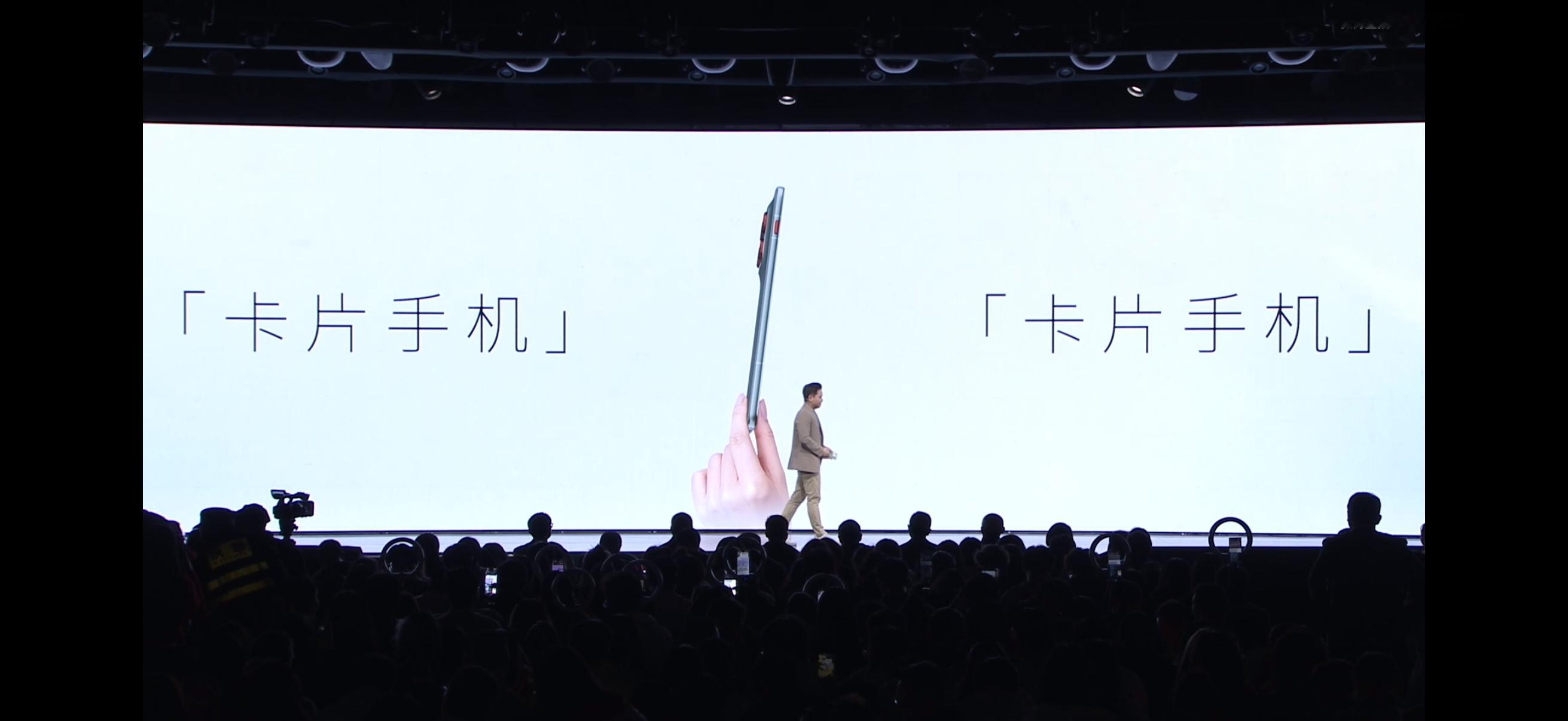 5.99mm纤薄机身搭配159g重量，单手握持毫无压力——联想moto X70 