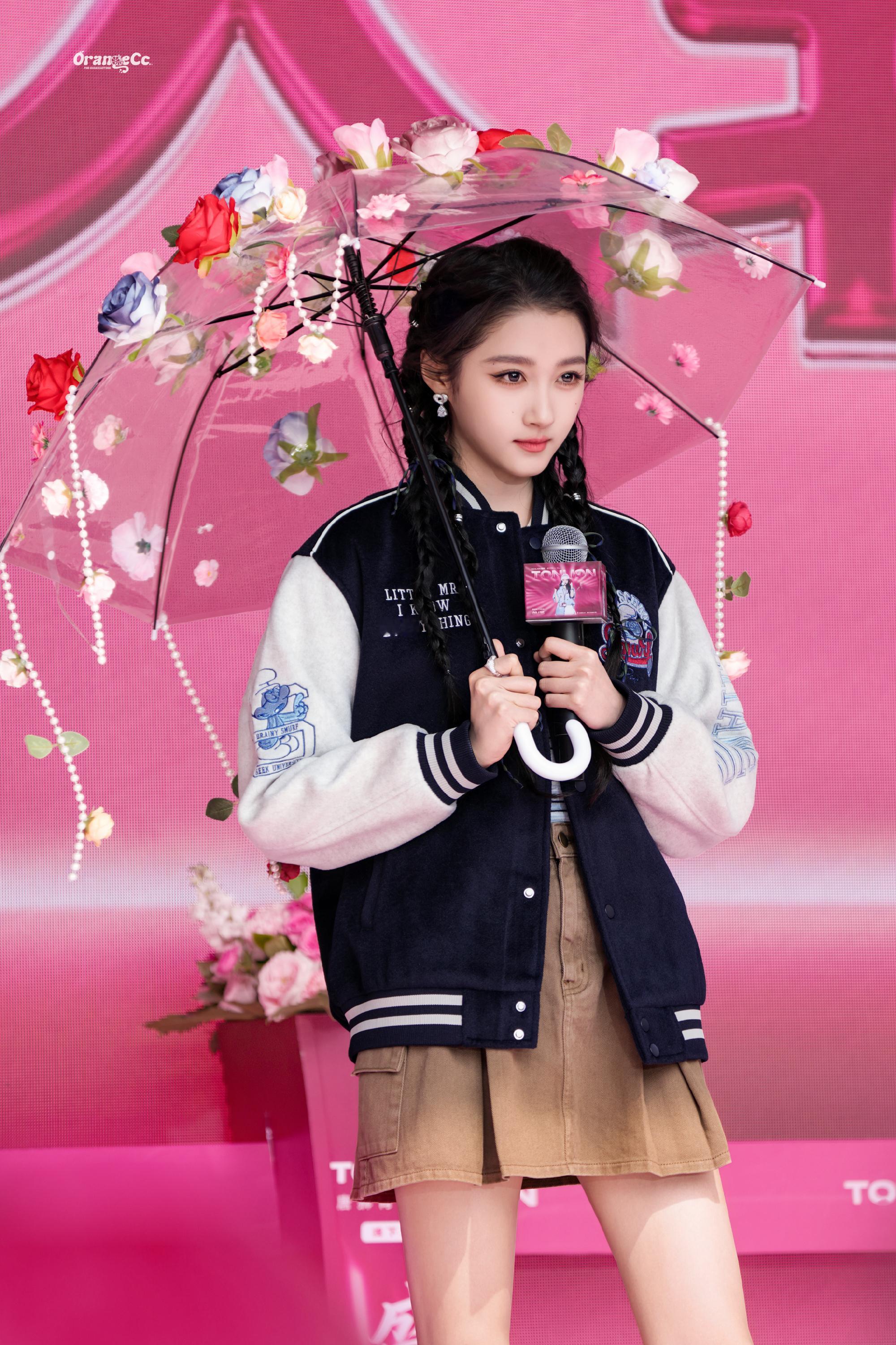 关晓彤[超话]关晓彤孟露莎关晓彤红掌 敬业，认真对待每一件事。就像她说的“要做到