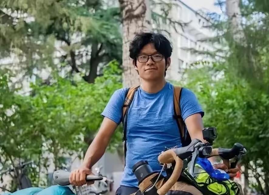 “真虎啊！”
19岁昆明小伙考上了北京的大学，但他没有坐飞机，也没有乘高铁，更没