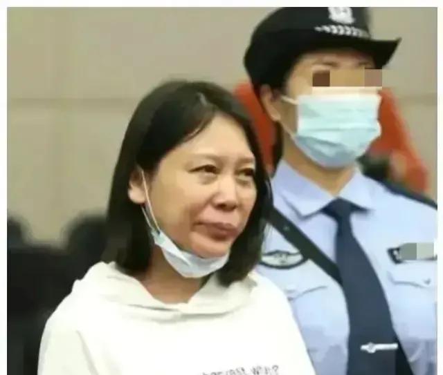 大快人心！女魔头“劳荣枝”终于被执行死刑，曾与男友流窜多地杀害7人，可此前她多次