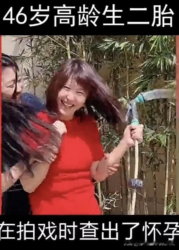 闫学晶46岁高龄产女的事儿，至今还被人念叨。2021年她查出怀孕，把27岁的女儿