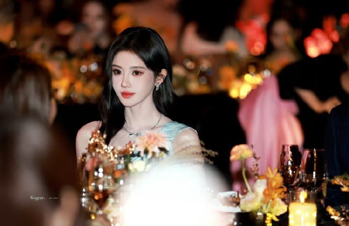 鞠婧祎时尚芭莎珠宝年度盛典，太美了 对我的眼睛很好