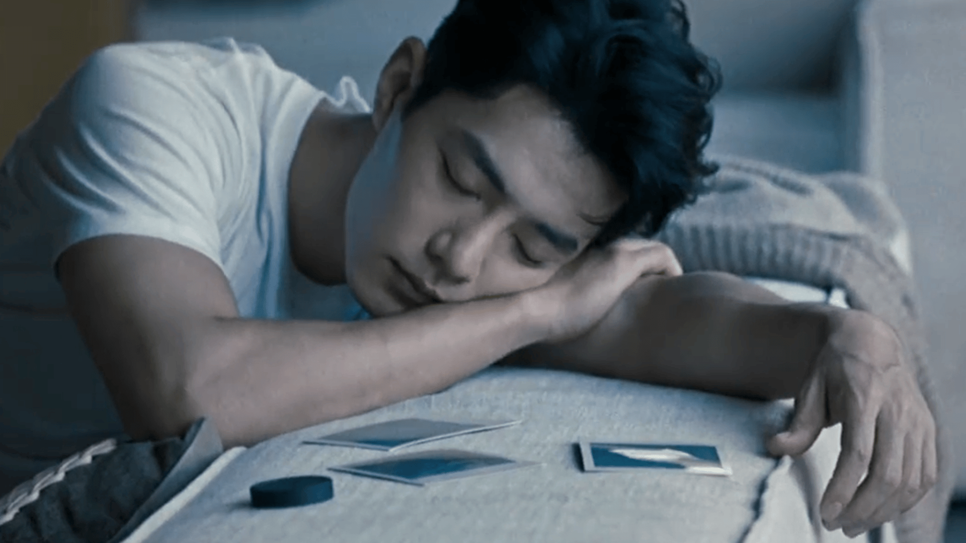 肖战肖战 xz向全世界安利肖战 眉如远山含黛，目似秋水横波，笑时自带柔光，静时自