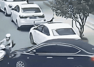 被别人的车撞就算了，还被自己的车撞，哪有这么倒霉的人？
女子骑电动车被窜出来的黑