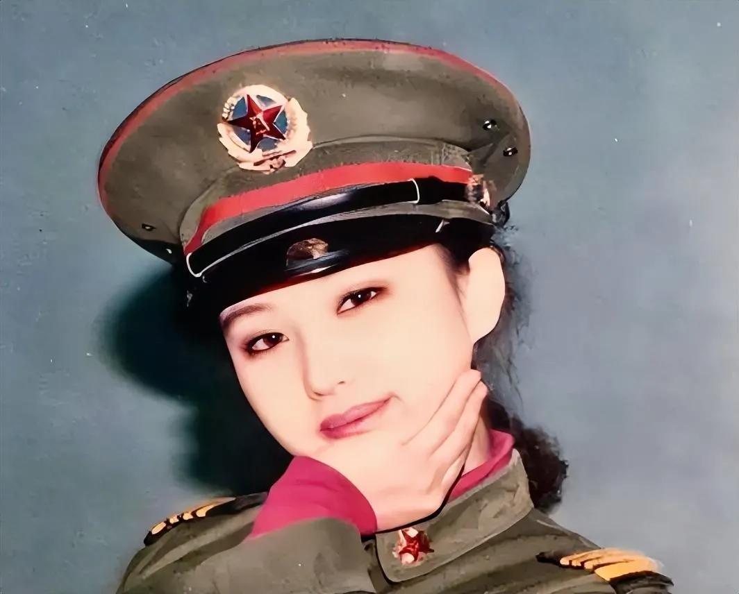 大家一定认不出这位身穿军装的漂亮女演员是谁吧？我也是差一点没认出来呢！

虽然她