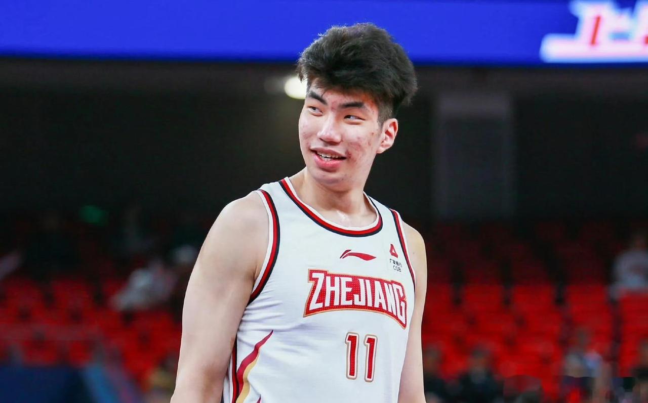 有点意外！男篮新一轮集训最新名单公布，具体如下：
后卫5人:胡明轩——赵睿——廖