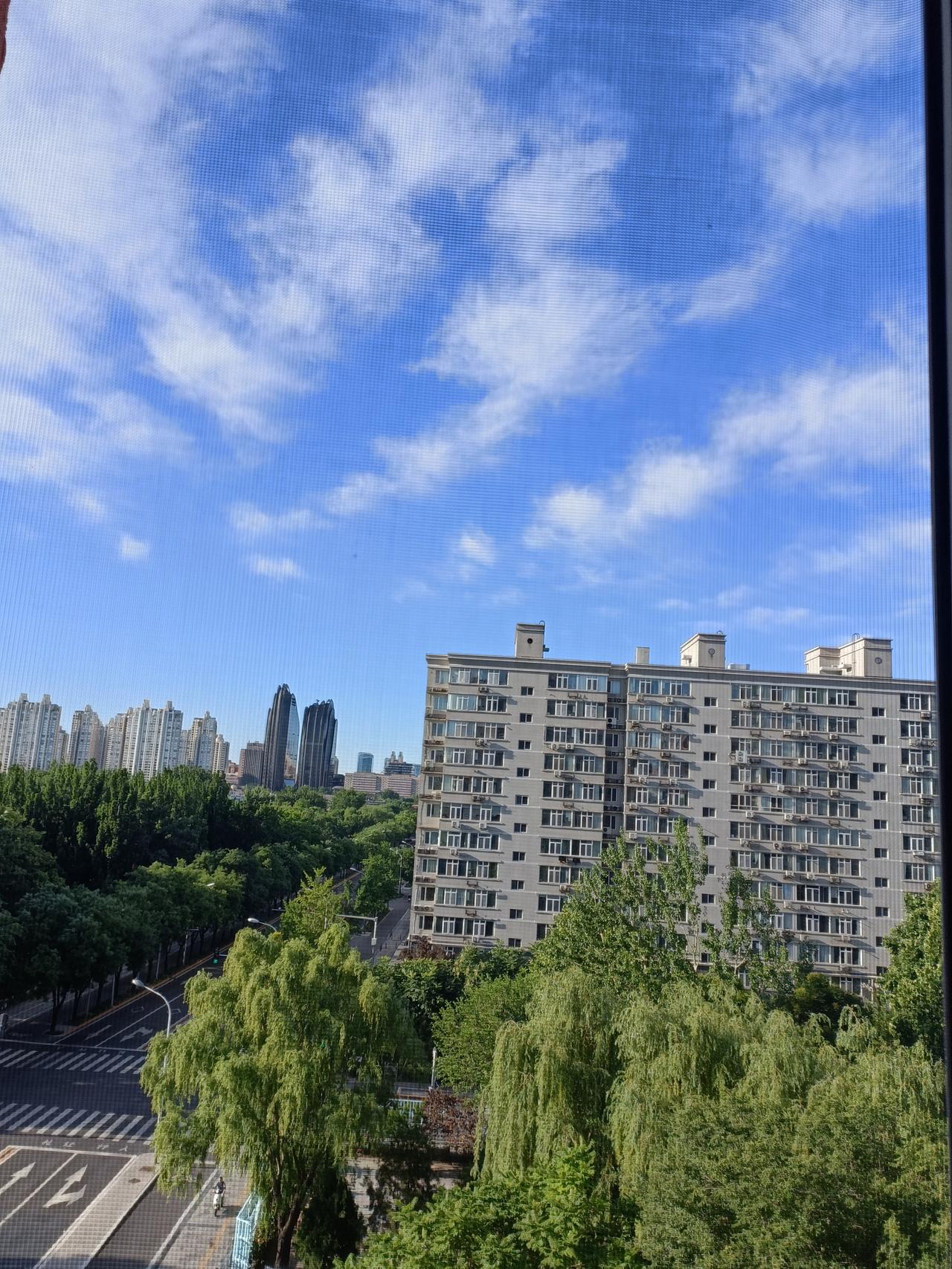 一张最美的蓝天白云照，能把人瞬间拉进美好里。就像北京那一幅幅蓝天白云美图，每一张