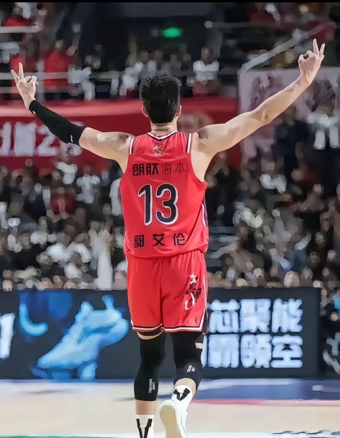前广州龙狮男篮知名球星郭艾伦，正在积极康复训练，应该还是要继续打。广州龙狮男篮不