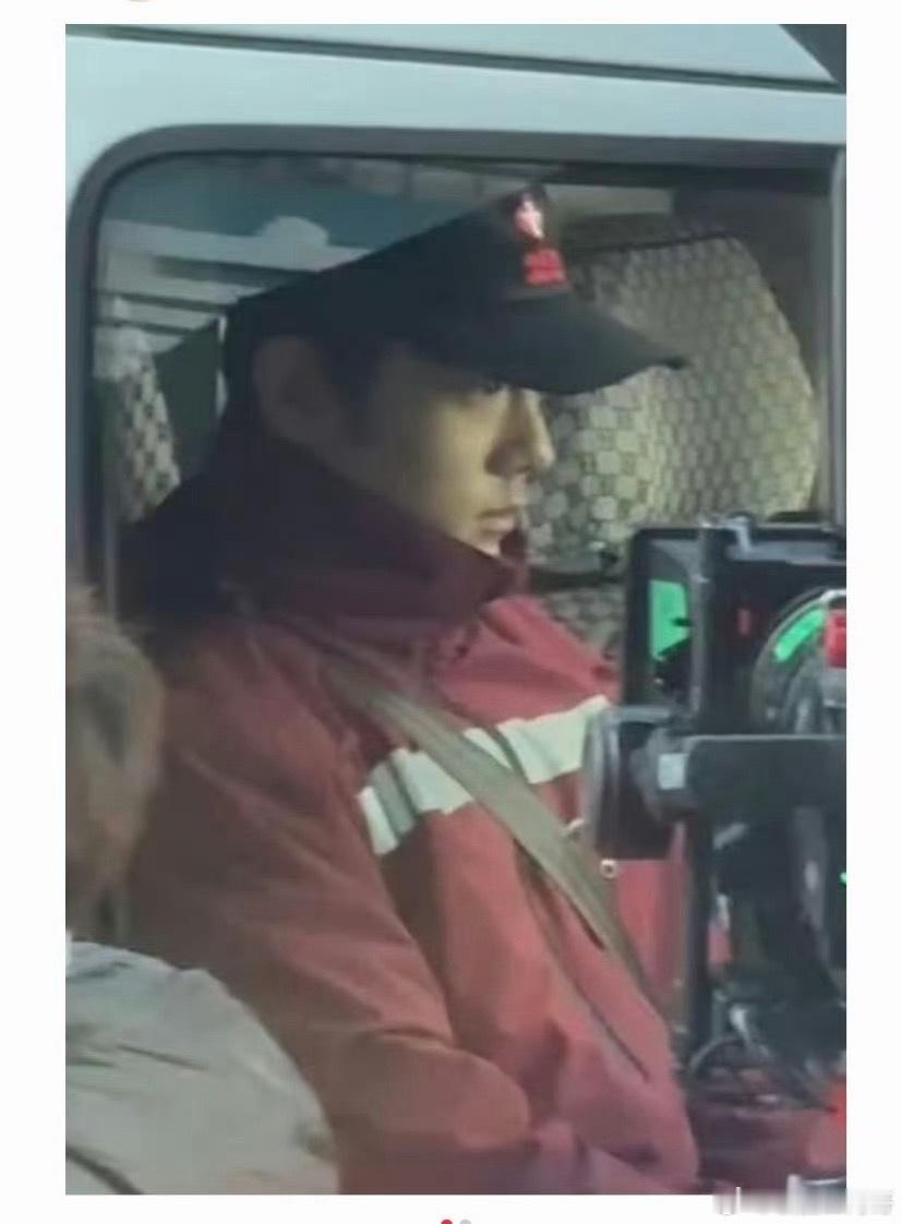 肖战穿个救援服有制服诱惑内味 