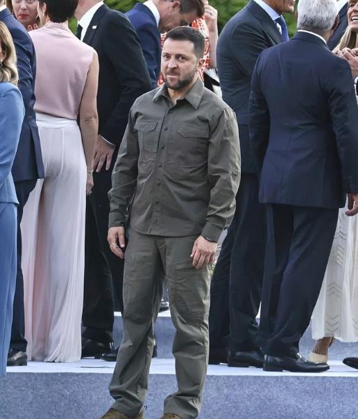 一片哗然！泽连斯基简直成了无期限总统。

当地时间1月14日，由于乌克兰总统泽连