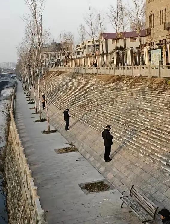 每天都有一群大爷大妈站在这斜坡上，一小时后便会离开。据说这是一种养生方法，是专门