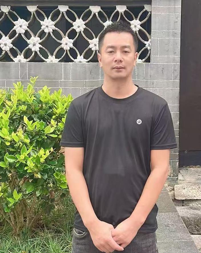 “这个出租司机火了！”8月21日，四川富顺，一出租车司机接到了一位光脚的疑似醉酒