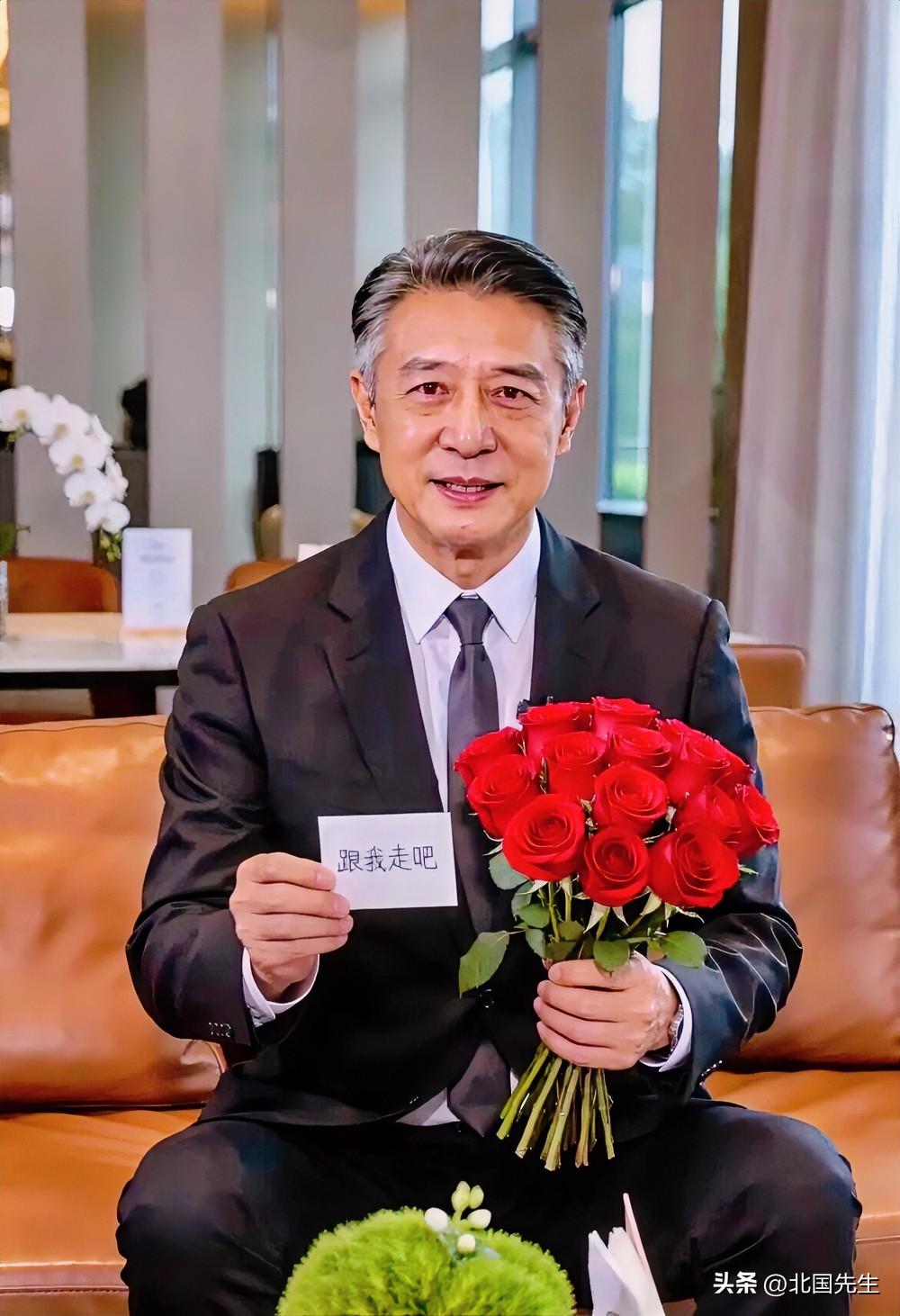 “霸总”围猎中老年女性，人大代表都急了！

“有个上市公司老总手捧鲜花，说这辈子