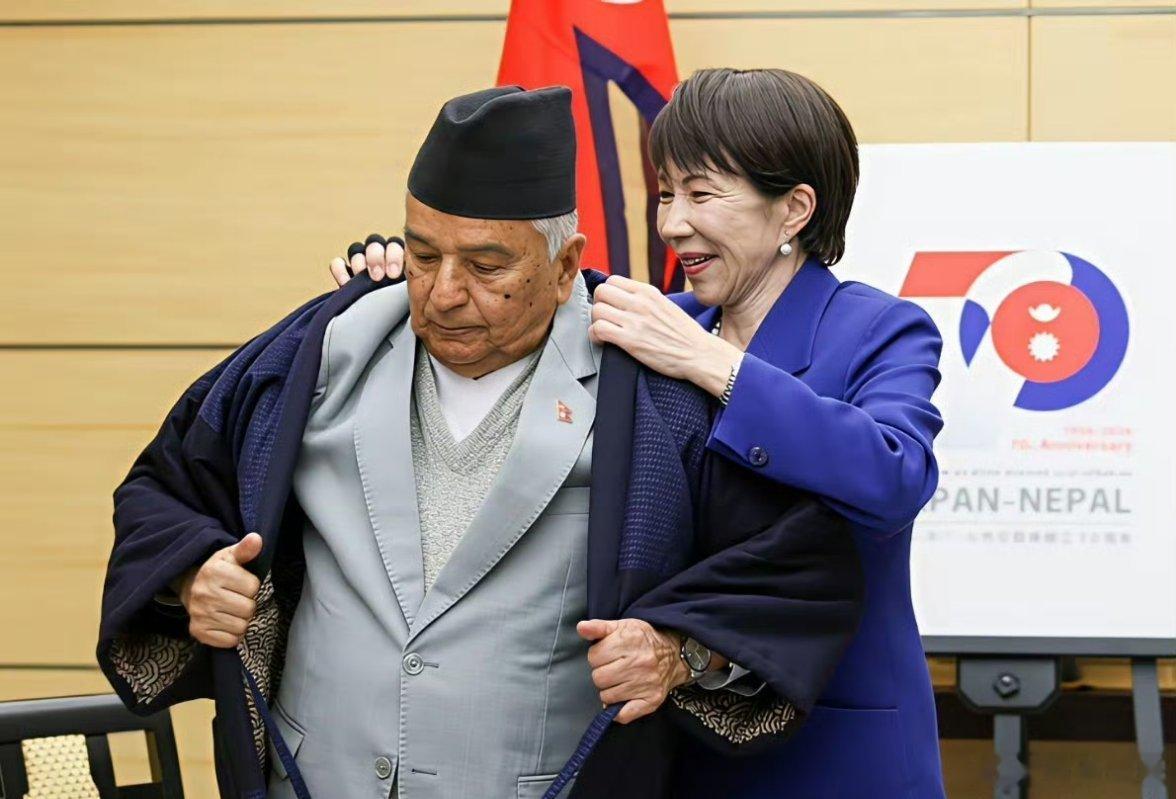 高市早苗一点边界感也没有，访日尼泊尔总统一脸不情愿地被穿衣服 