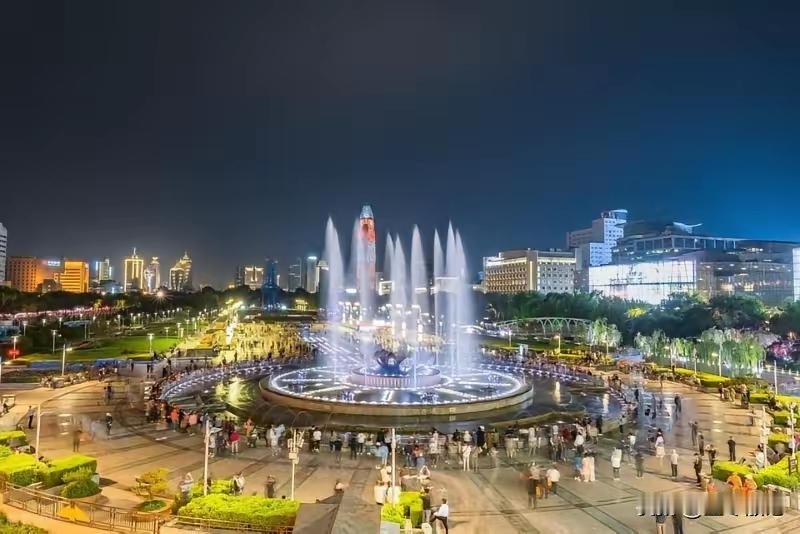 济南泉城广场音乐喷泉，那真是济南的一大标志性景观。每次去看，都感觉特别震撼。
喷