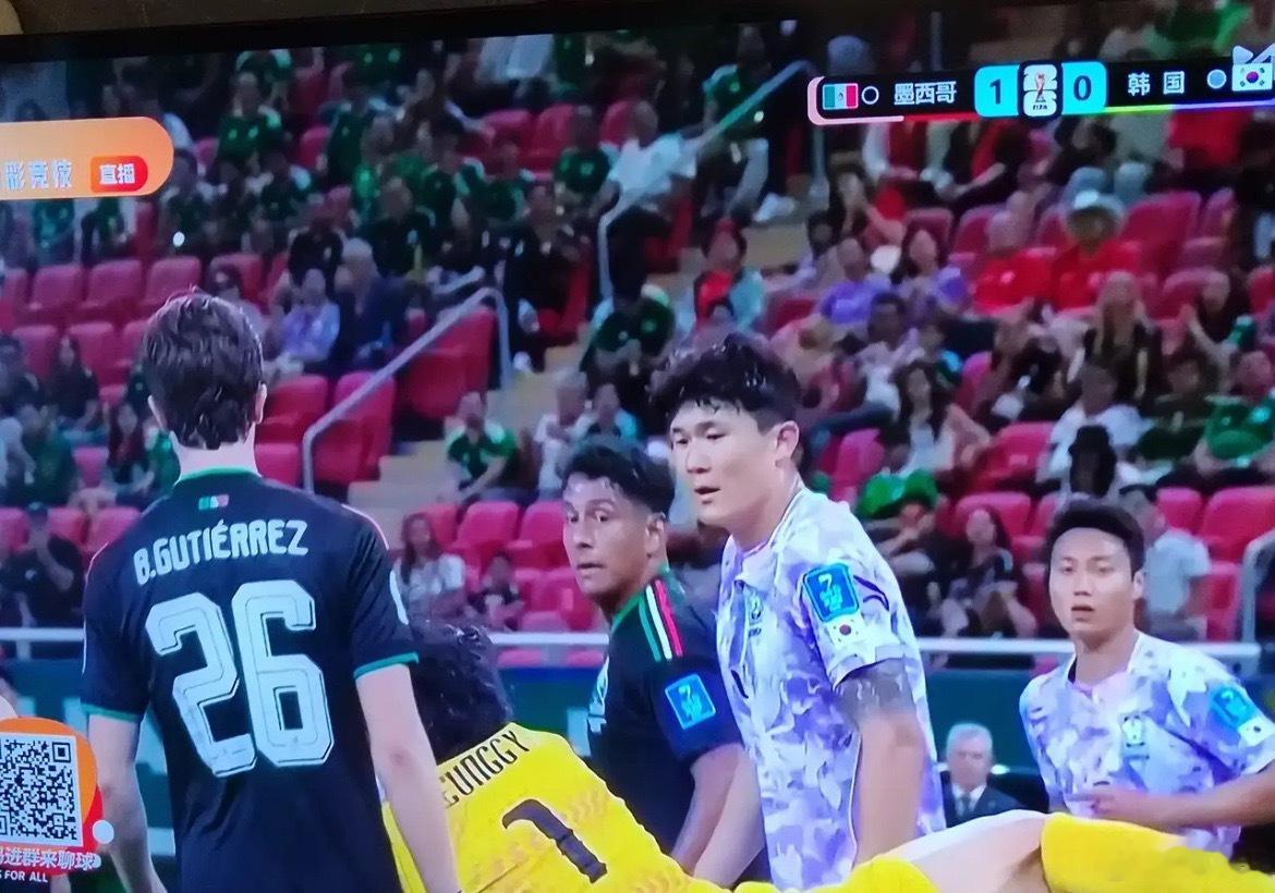 韩国门将巨大失误韩国人真不能夸奖啊！真说他们防守不错的，结果就送墨西哥大礼了。韩