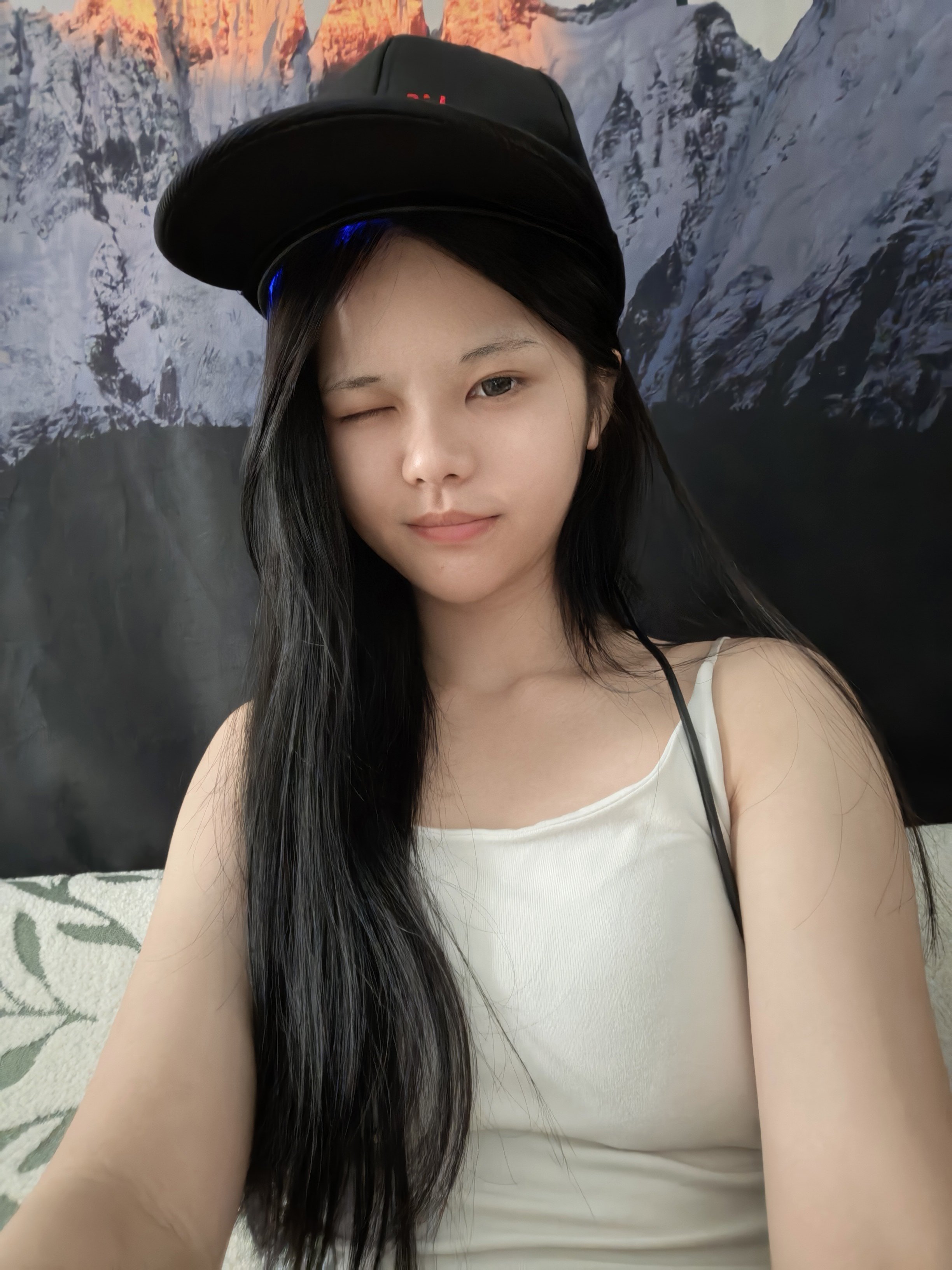 两千多买了一个这种帽子之前熬夜很严重一直掉发，这个居说能护发防脱发，来试试是不是