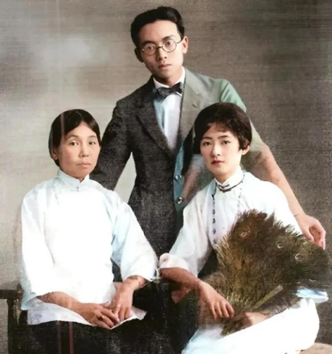 林徽因曾向好友吐槽自己的母亲："我的母亲是个极其无能又爱管闲事的女人，而且她还是
