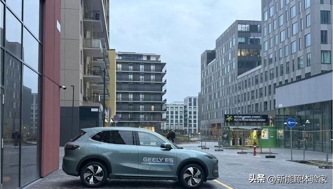 吉利直接把“贴身肉搏”玩到欧洲去了！
员工酒店订在比亚迪欧洲总部门口，车直接怼到