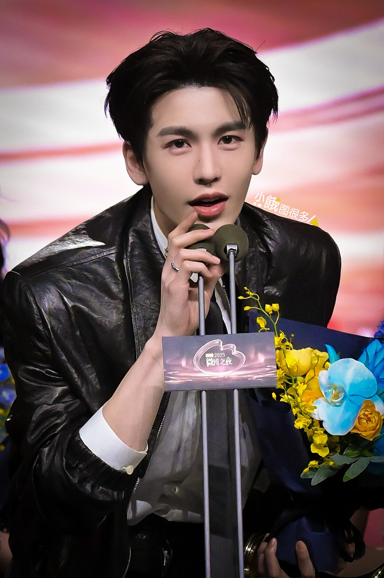 惠英红给她的宝贝张凌赫送花了 20260205 补一组微博之夜内场张凌赫高清图集