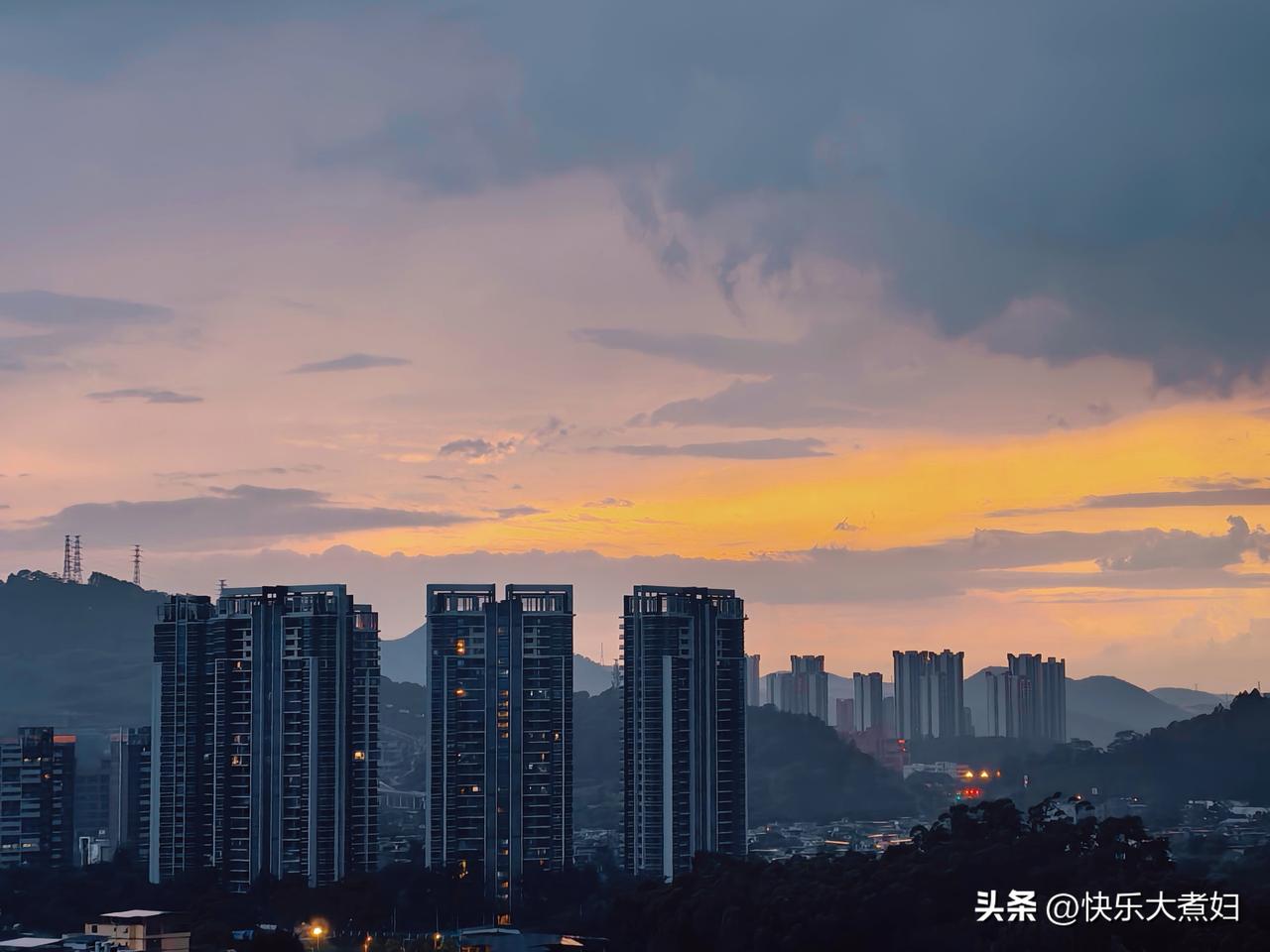 天边还铺着温柔的橘色晚霞，耳边雷声轰鸣不停，一半黄昏温柔，一半风云涌动，大自然的