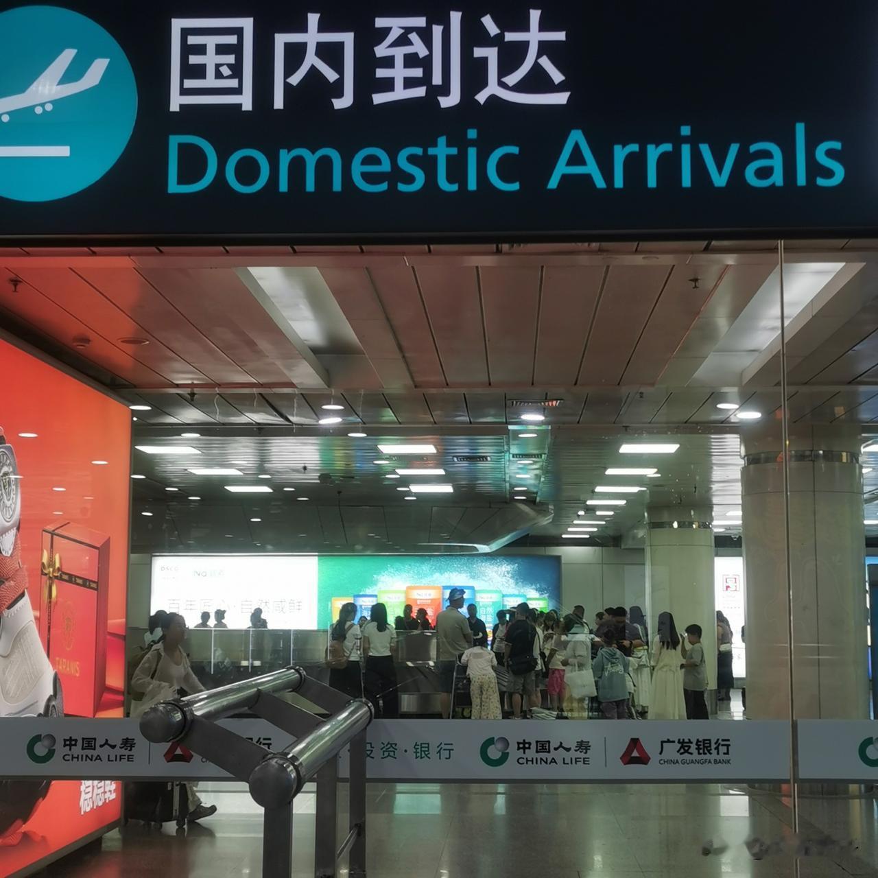 大连国内到达空港客流爆棚！

今天早上9:00，到机场接孙女一家，从国外回大连休