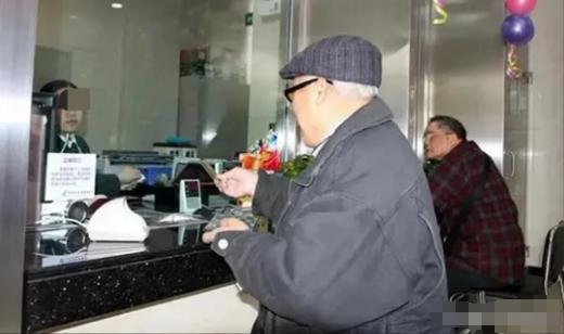 [微风]“银行抢钱？太无耻了！”河南，一老人拿5万存单，去银行取钱，谁曾想到，经