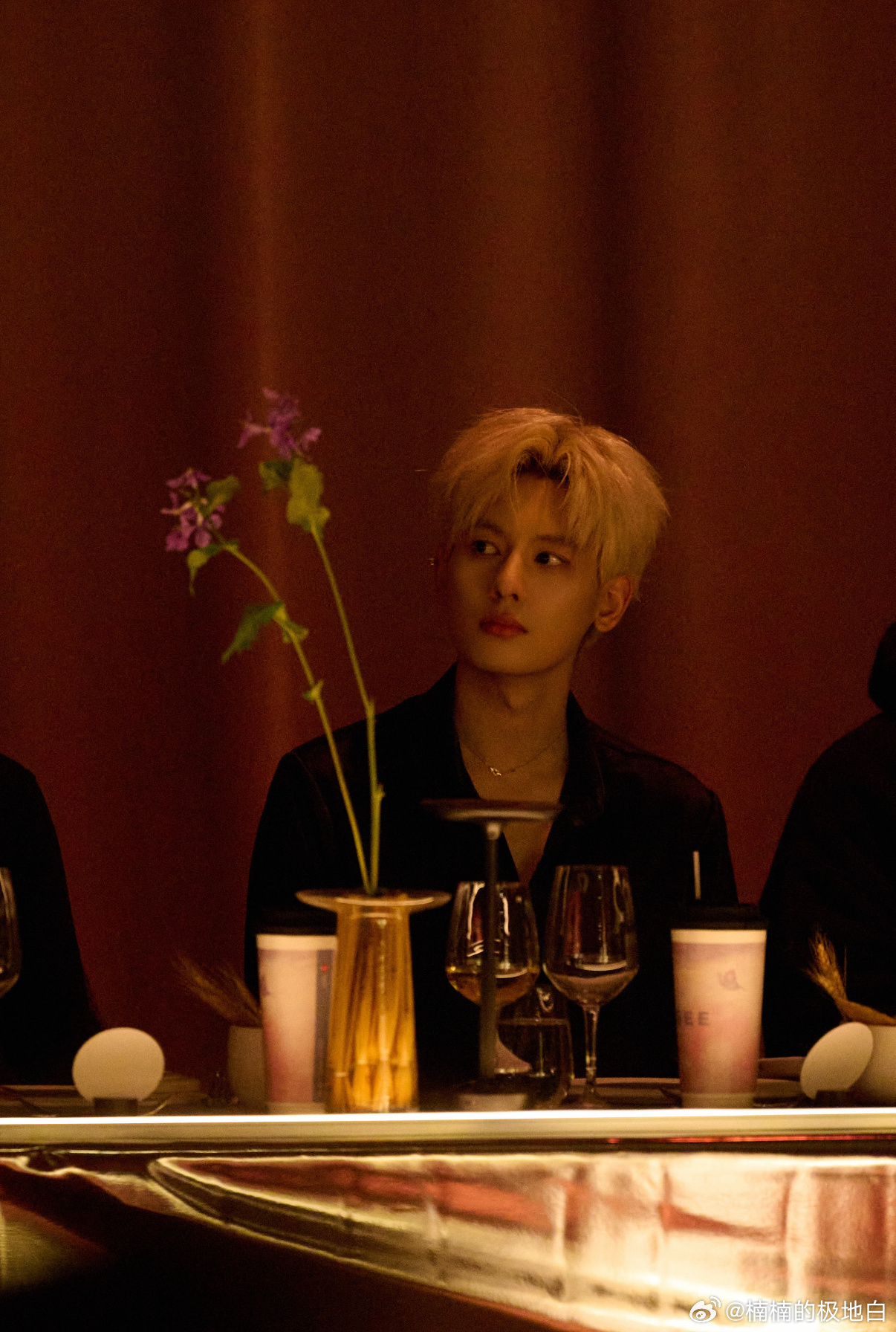 上城士非遗巡游展 银发配黑皮夹克，胡先煦亮相非遗展造型鲨疯全场，墨镜加持更显随性